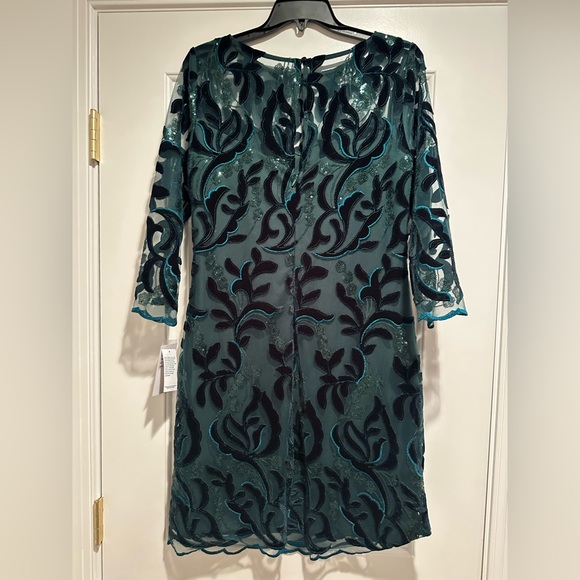 Elegant Green Velvet Dress - Picture 2 of 4